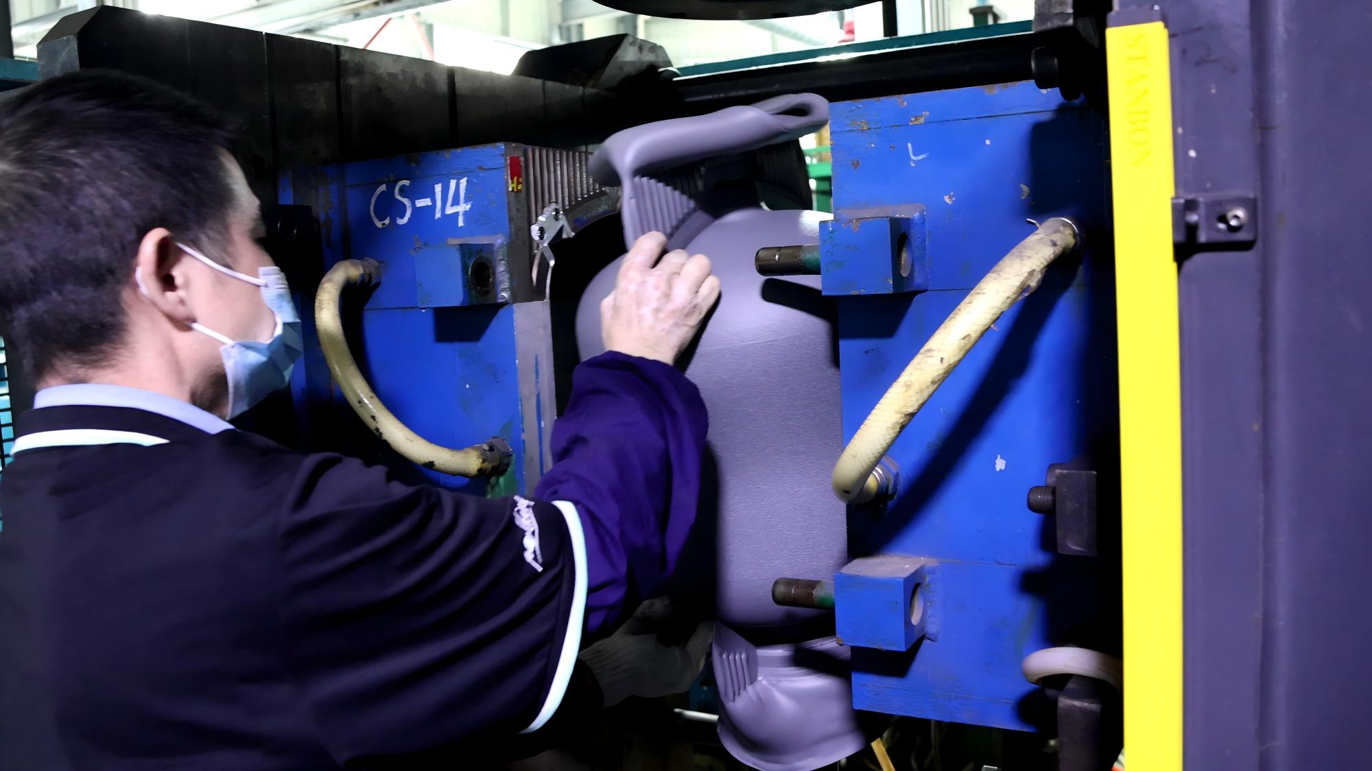 gel coat cylinder production workshop